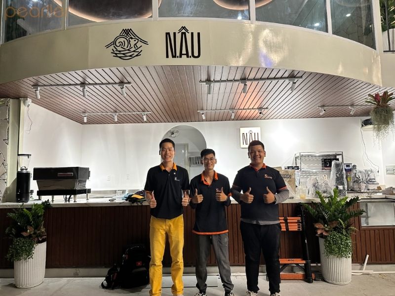 lap dat dan loa nghe nhac san vuon tiem ca phe nau