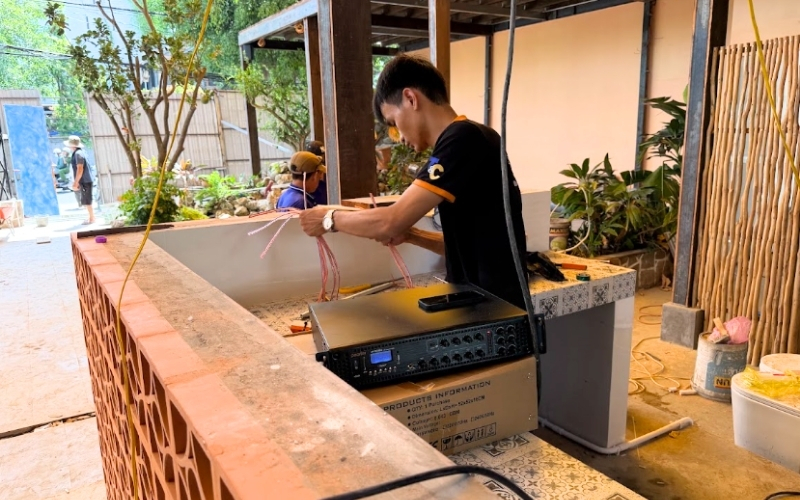 bo tri he thong loa treo tuong cho nha hang tai an giang (5)