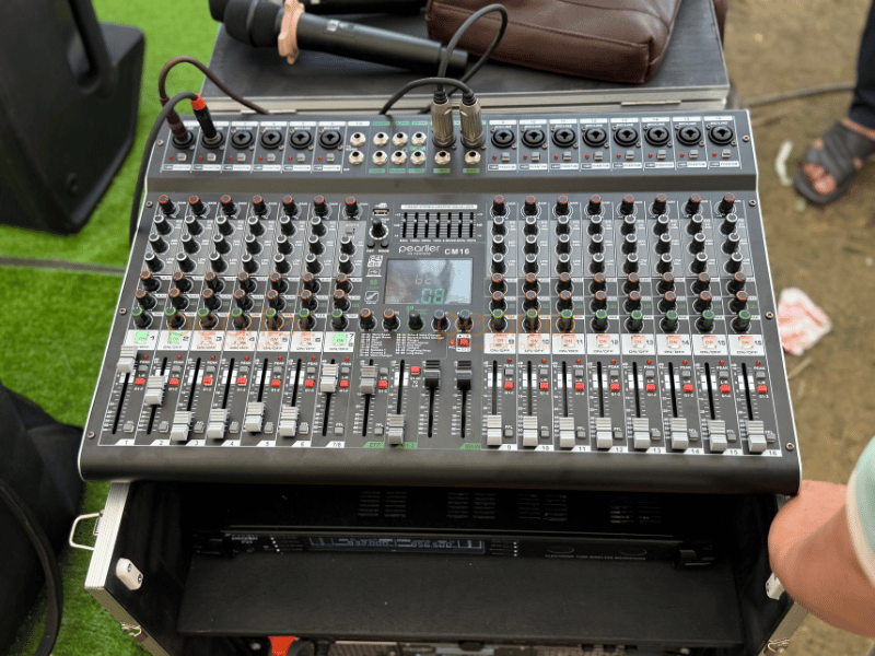 ban mixer hoi truong