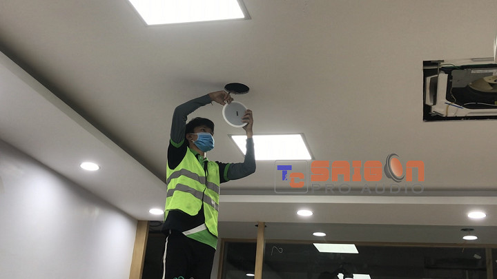 bố trí loa cho phong hop