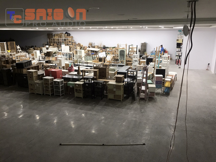 loa am tran nghe nhac cho showroom