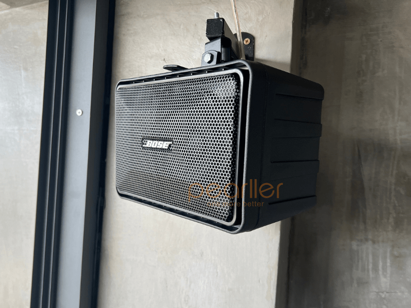 Loa Bose 101 đi kèm giá treo có thể điều chỉnh hướng âm thanh tiện lợi