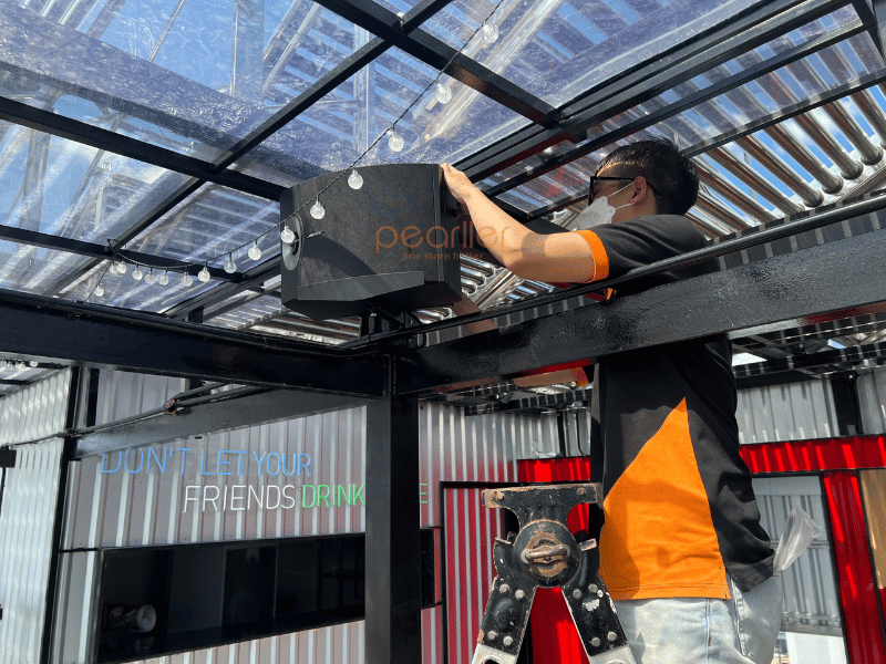 Loa công suất lớn át tiếng ồn nhiễu cho không gian cafe rooftop